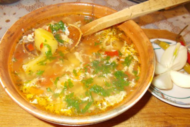 Ciorba de pui cu legume si cartofi, dreasa cu ou