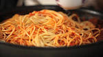 Spaghete cu paste de tomate si gulas de porc