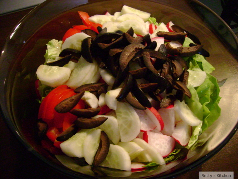 Salata verde cu rosii, ridichi si castraveti