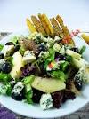 Salata cu seminte, masline, salata verde si oua de quail